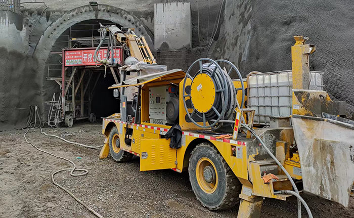 隧道濕噴臺車機(jī)械手施工現(xiàn)場